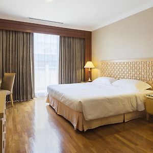 Deluxe One-Bedroom King Suite